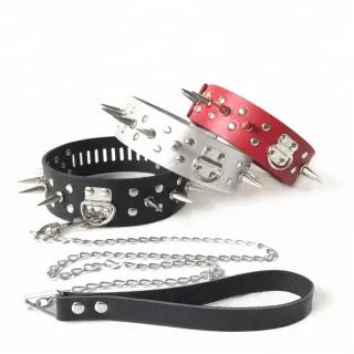 黒い皇帝の大人のセックスアピールの役割は、首輪の製品を教えるために黒いセクシーな有刺鉄線の犬の奴隷を演じます