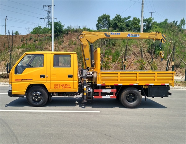 JMC Double-Cab Crane