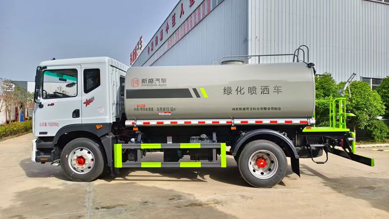 Dongfeng 12000L Manual Transmission Sprinkler Truck