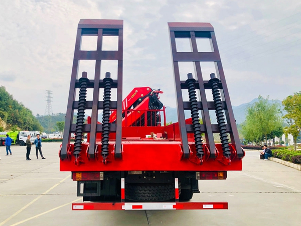 Ladder-Equipped Crane Truck