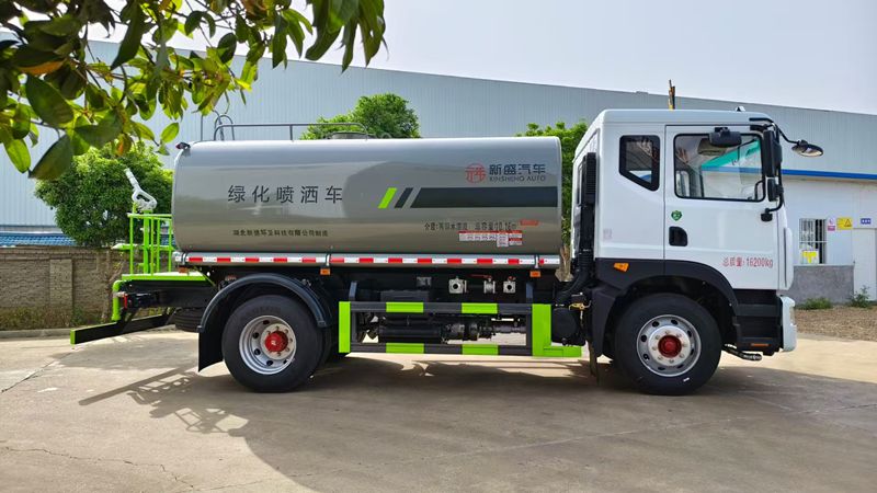 Dongfeng sprinkler truck