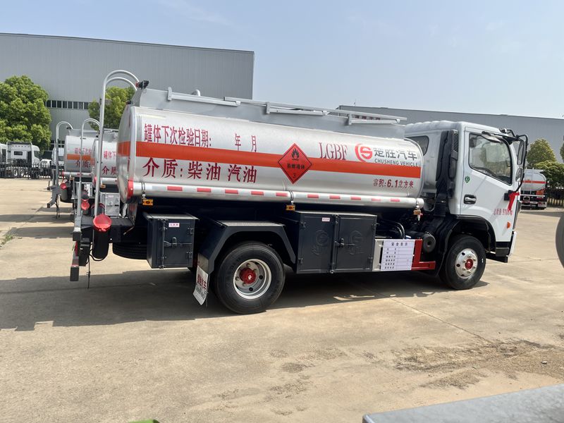 4×2dongfeng6100Loil tanker