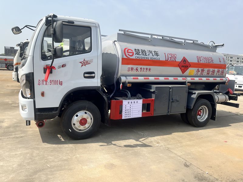 4×2dongfeng6100Loil tanker