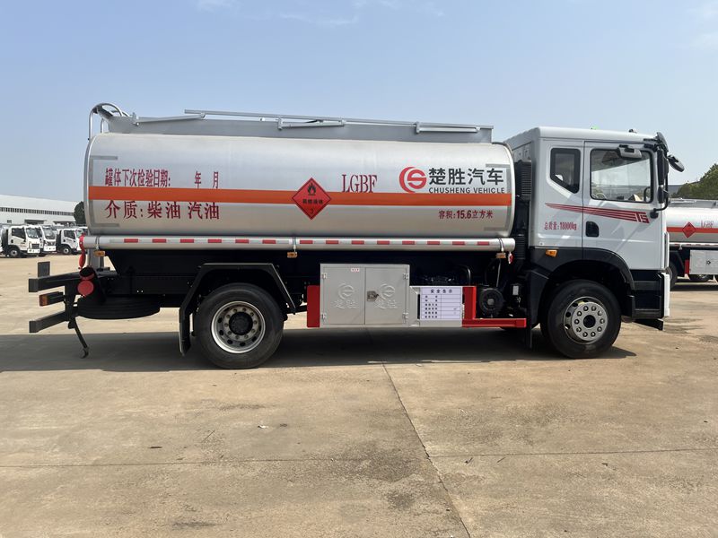 4 * 2 Dongfeng 15600L National VI oil tanker truck