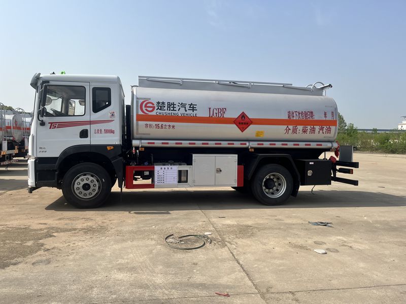 4 * 2 Dongfeng 15600L National VI oil tanker truck