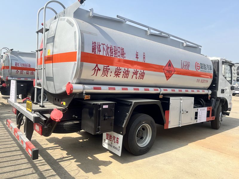 4 * 2 Futian 10300 cubic meter oil tanker truck