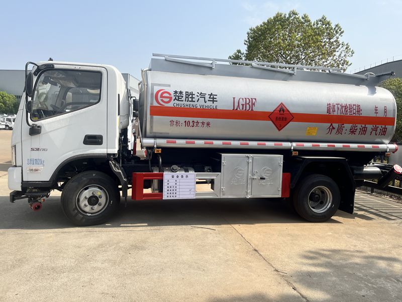 4 * 2 Futian 10300 cubic meter oil tanker truck
