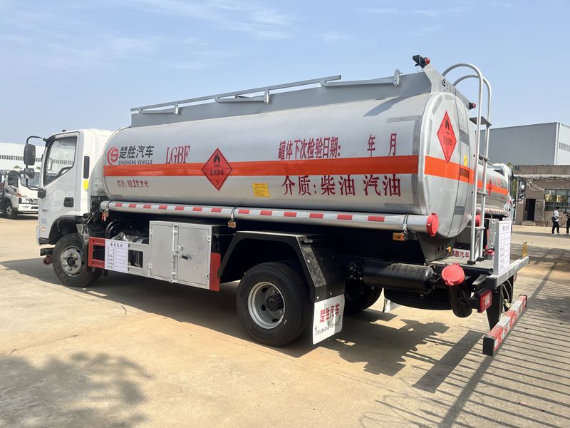 4 * 2 Futian 10300 cubic meter oil tanker truck