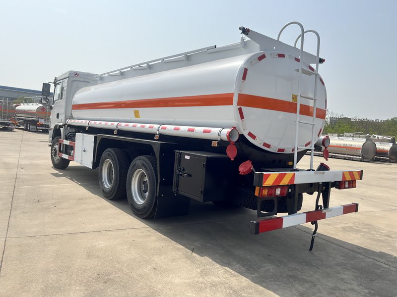 6 * 4 Shaanxi Automobile Delong L3000 oil tanker truck