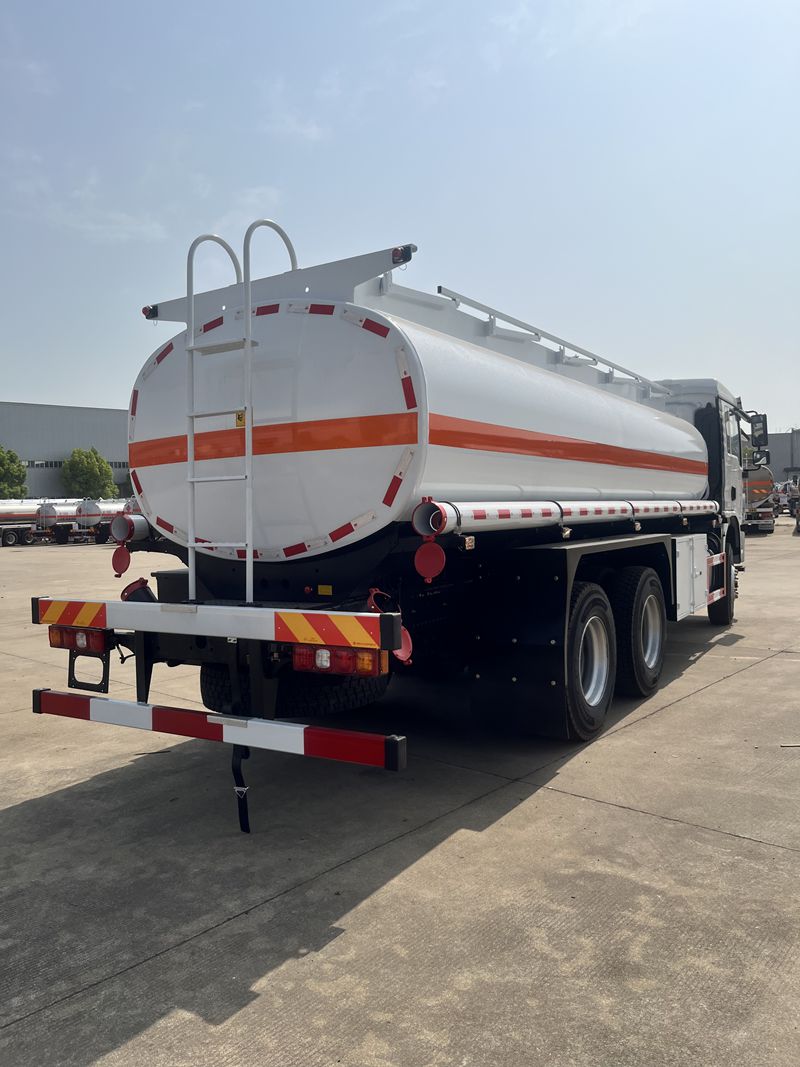 6 * 4 Shaanxi Automobile Delong L3000 oil tanker truck