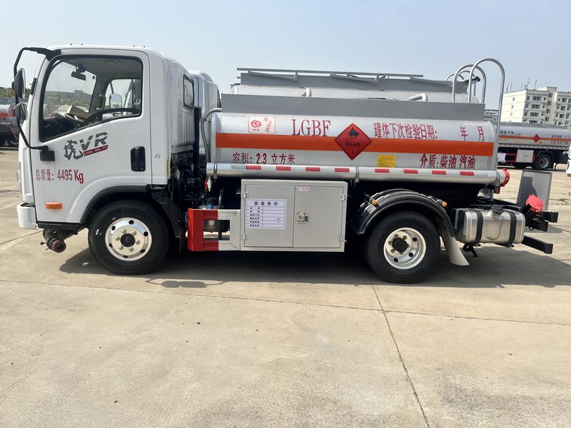 4 * 2 FAW Blue brand oil tanker trucks