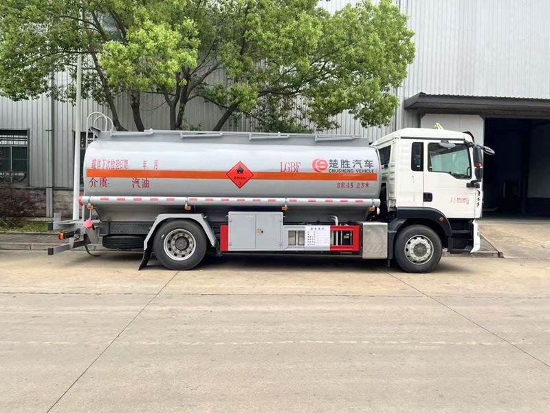 4 * 2 Heavy Duty Truck HOWO 15 cubic oil tanker truck