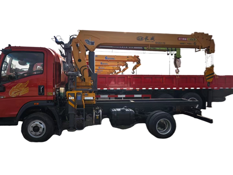 CNHTC 4*2 160 HP 7 tons truck-mounted crane