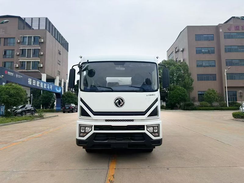4 * 2 new Dongfeng 12 square green sprinkler truck