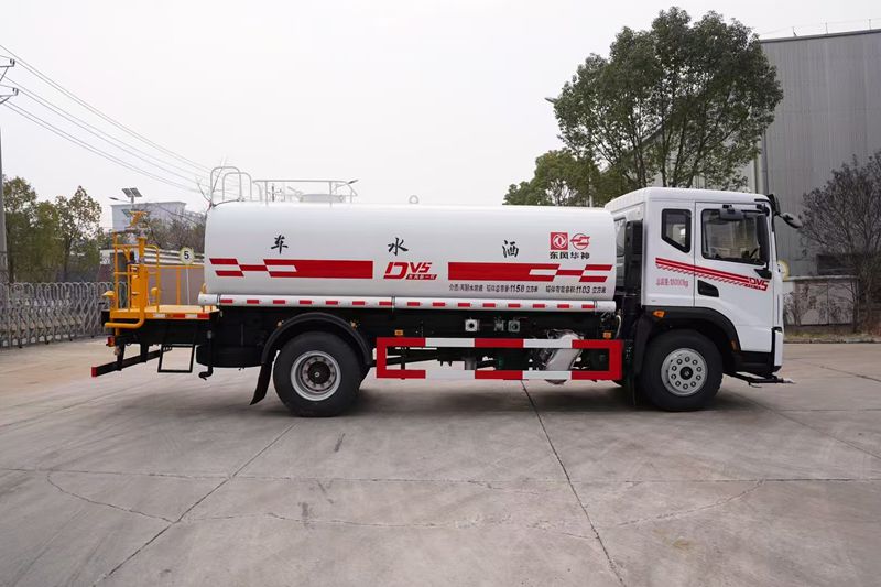 Large sprinkler truck Large sprinkler truck