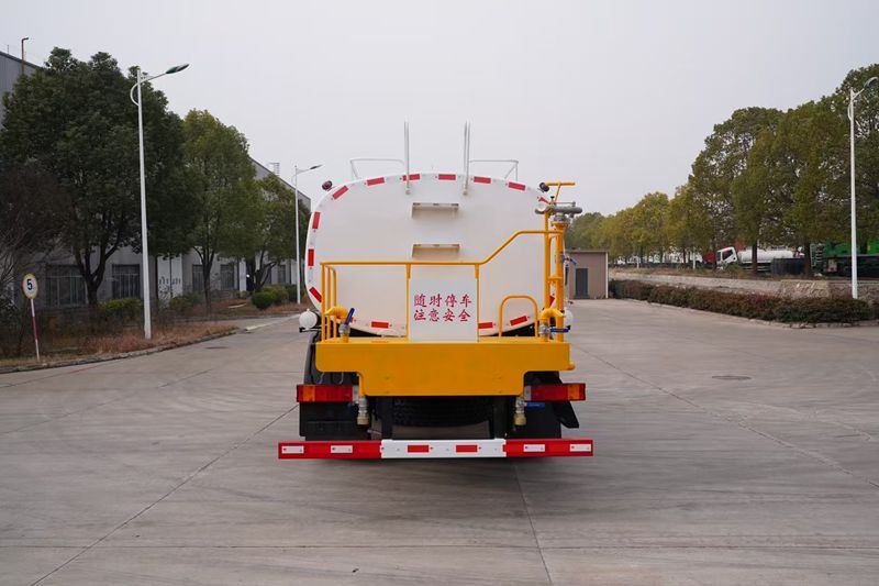 water spraying vehicle water spraying vehicle