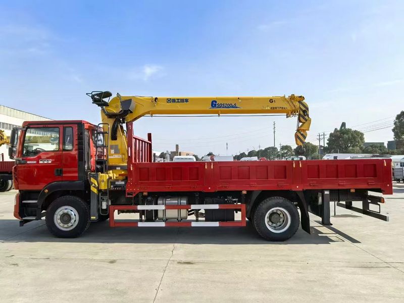 4 * 2 Heavy Duty Truck HOWO XCMG 8-ton Crane