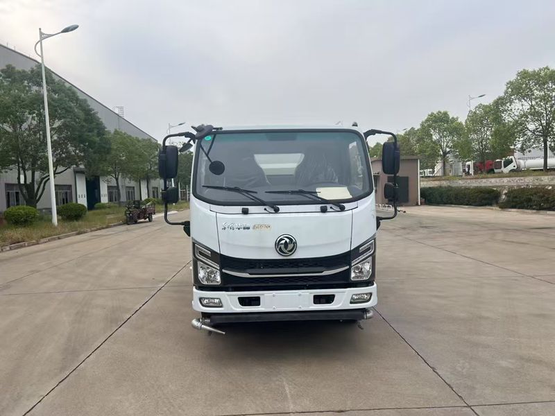 4 * 2 Dongfeng Blue 7 cubic meter sprinkler truck