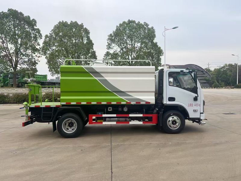 4 * 2 Dongfeng Blue 7 cubic meter sprinkler truck