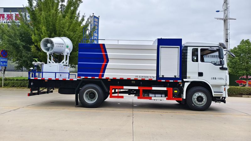 4 * 2 Shaanxi Automobile Delong L300013 cubic multifunctional square tank dust truck