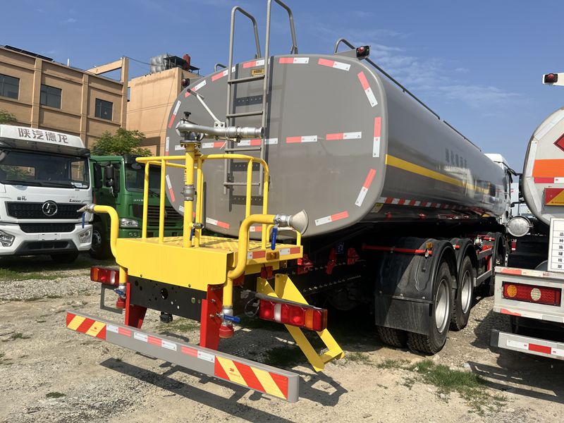 8 * 4 Heavy Duty Truck Shandeka 25 cubic meter sprinkler truck
