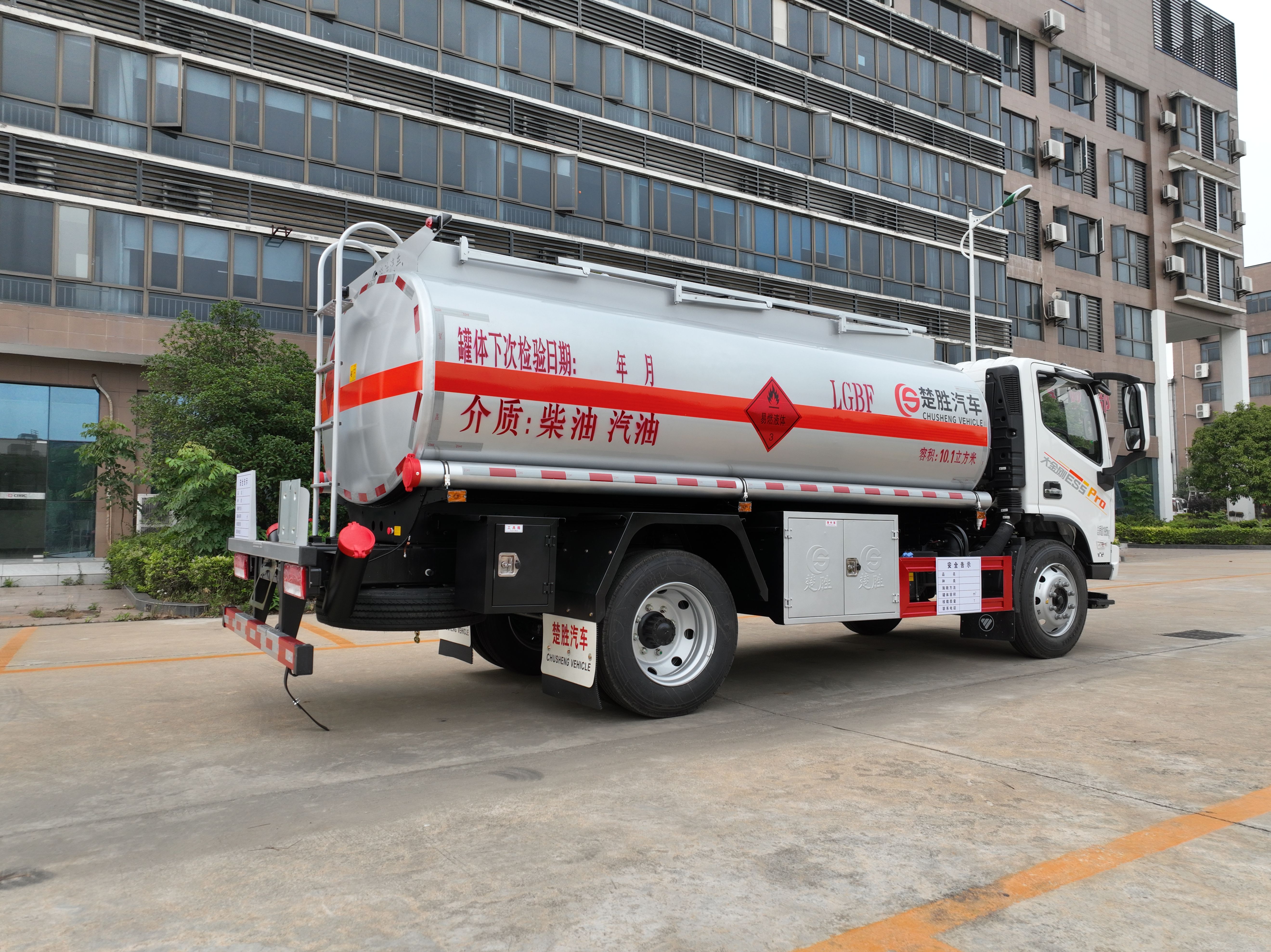 4 * 2 Foton Era Donkey Kong 10.1 cubic meter oil tanker truck