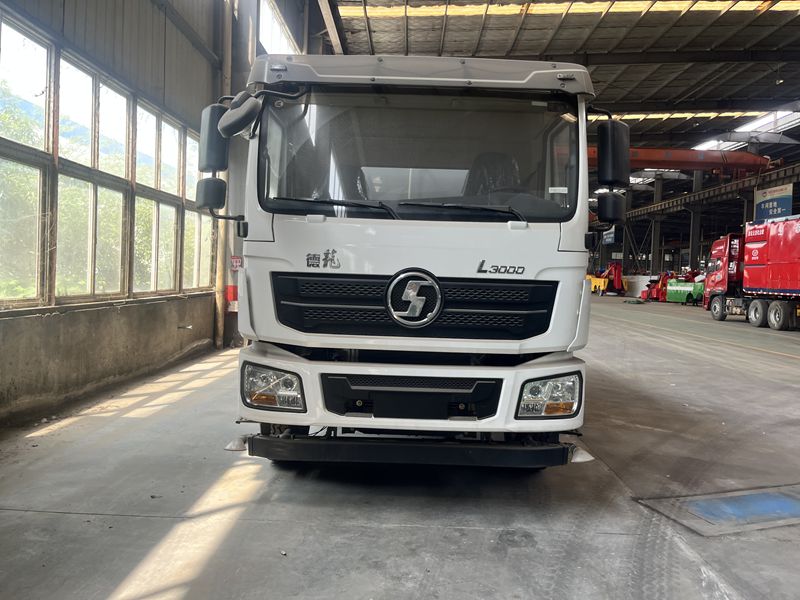 4 * 2 Shaanxi Automobile Delong 15 cubic meter sprinkler truck