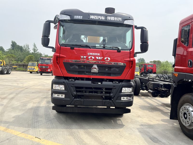 8 * 4 Heavy Duty Truck HOWO XCMG 14 ton Truck Mounted Crane
