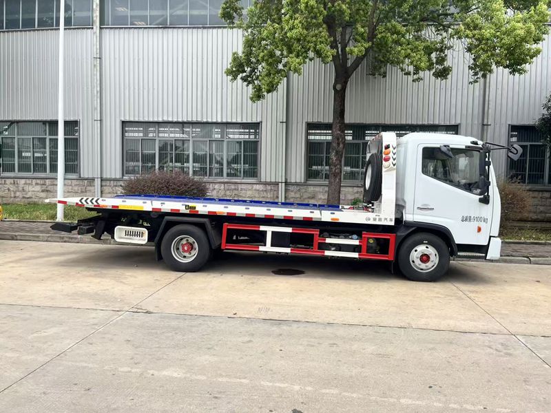 4 * 2 Dongfeng Road Rescue Vehicle