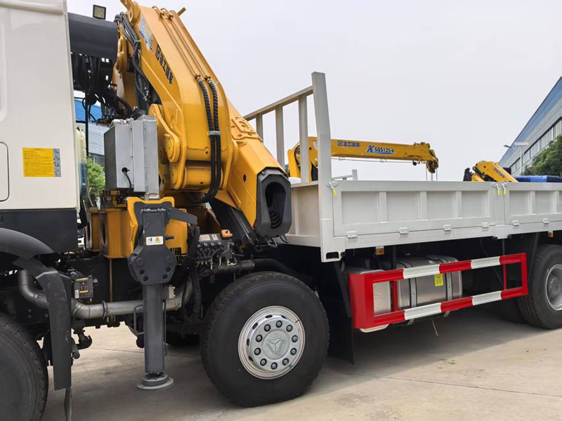 8 * 4 Beiben Heavy Duty Truck 30 ton Folding Crane