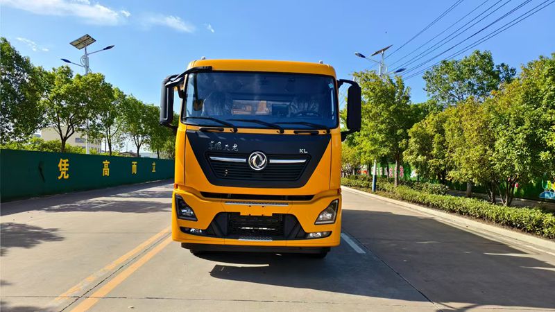 6 * 4 Dongfeng Tianlong cleaning and suction truck