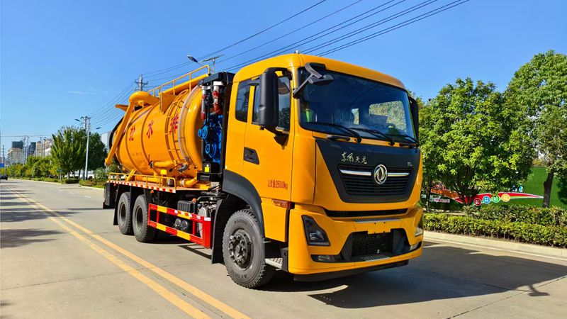 6 * 4 Dongfeng Tianlong cleaning and suction truck
