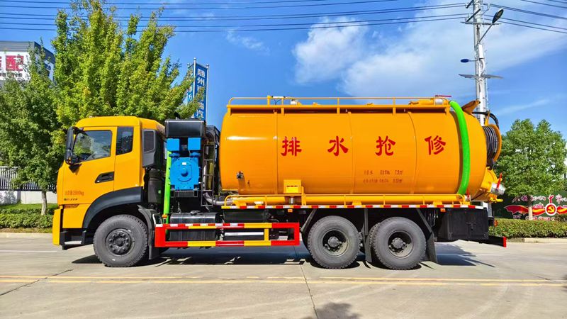 6 * 4 Dongfeng Tianlong cleaning and suction truck