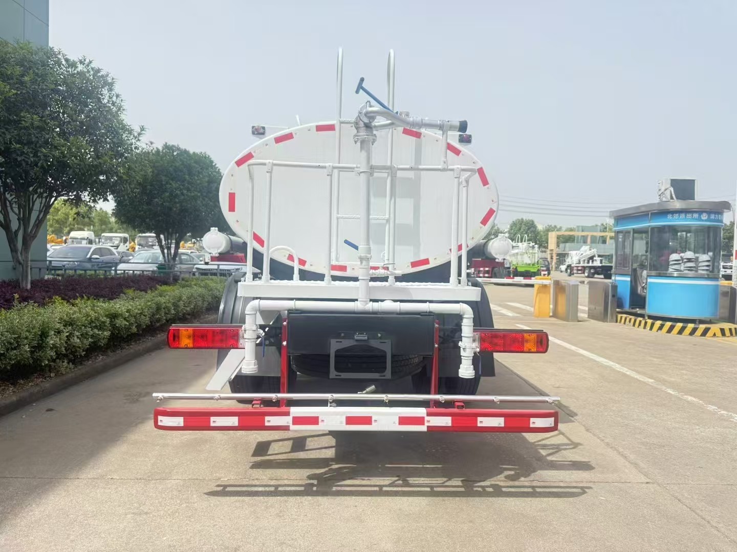 Customized sprinkler truck Customized sprinkler truck