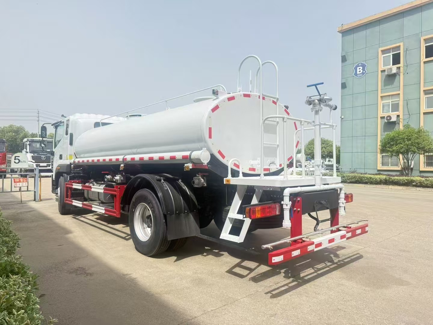 Customized sprinkler truck Customized sprinkler truck