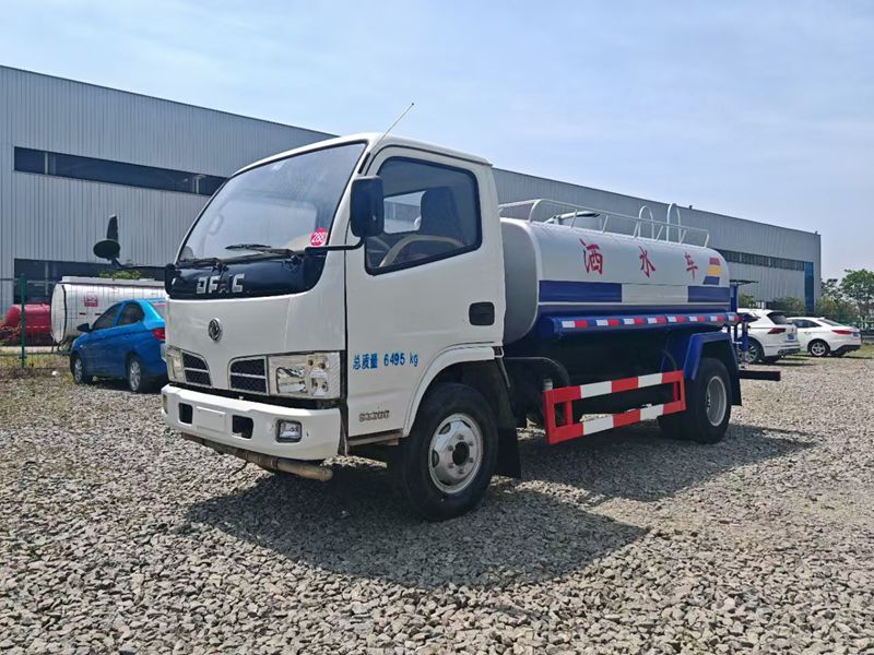 4 * 2 Dongfeng 5 cubic meter sprinkler truck