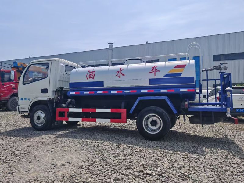 4 * 2 Dongfeng 5 cubic meter sprinkler truck