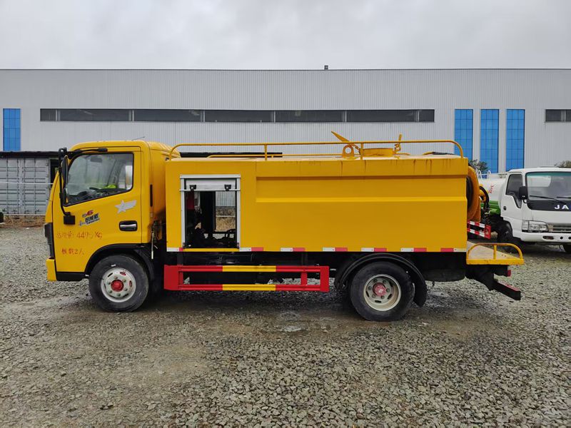 4 * 2 Dongfeng Blue brand cleaning and suction truck