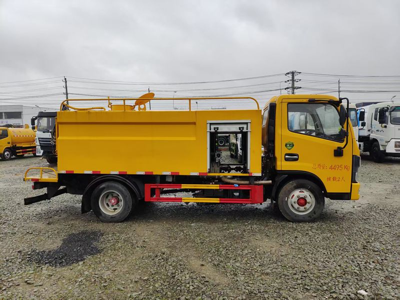 4 * 2 Dongfeng Blue brand cleaning and suction truck