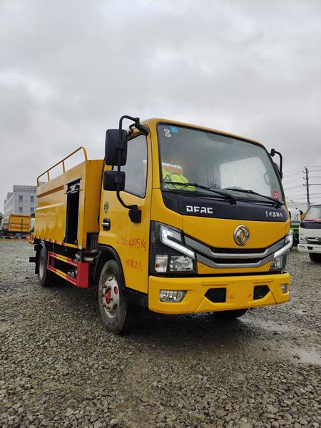4 * 2 Dongfeng Blue brand cleaning and suction truck
