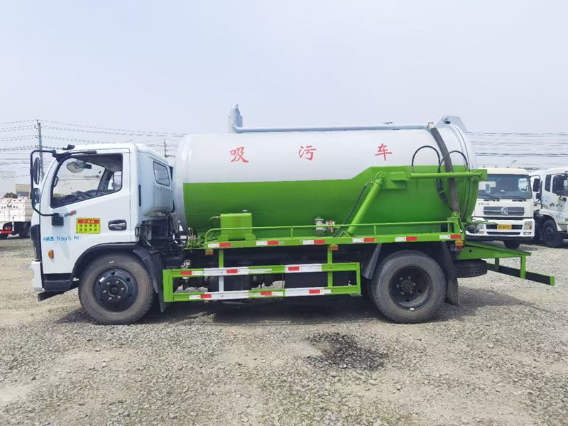 4 * 2 Dongfeng sewage suction truck