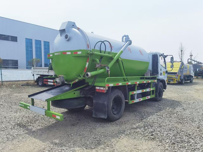 4 * 2 Dongfeng sewage suction truck