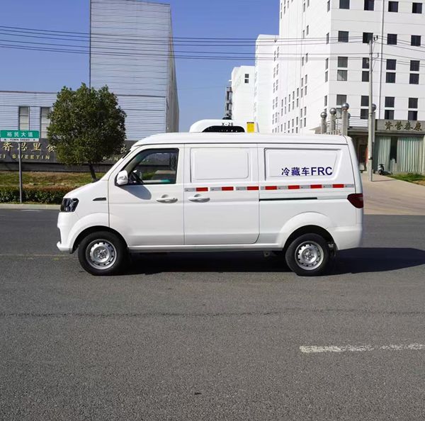 Gasoline powered golden cup bread style refrigerated truck