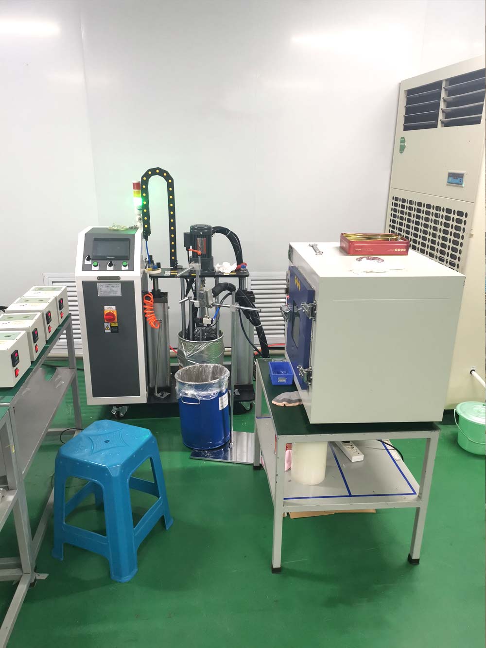 Continuous glue dispenser with edge banding machine