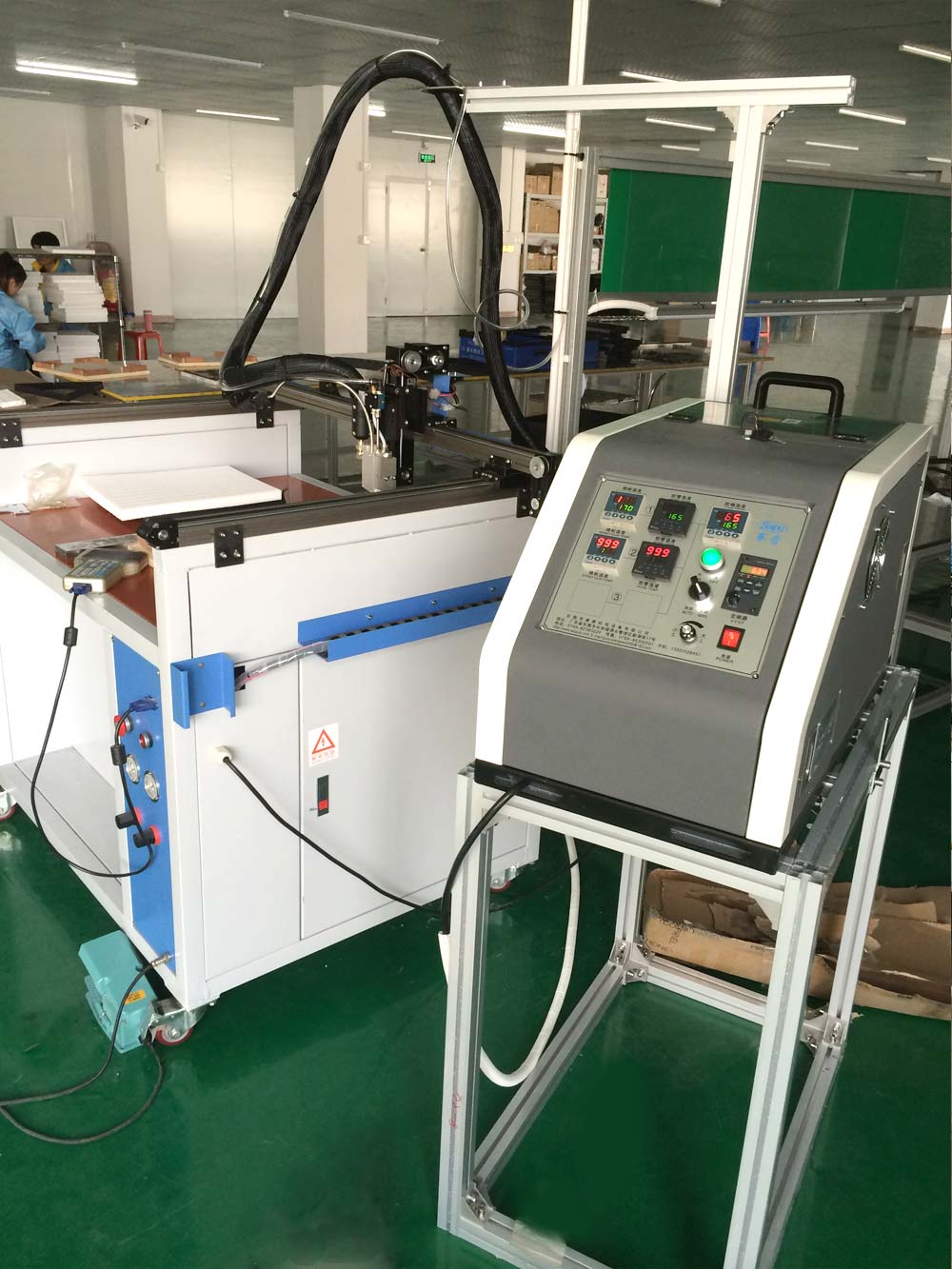 Continuous glue dispenser with edge banding machine