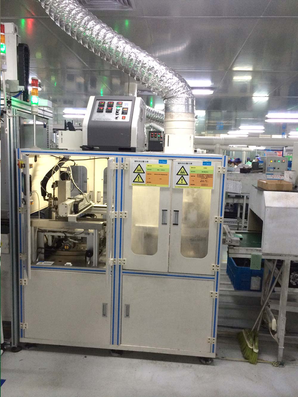 Continuous glue dispenser with edge banding machine