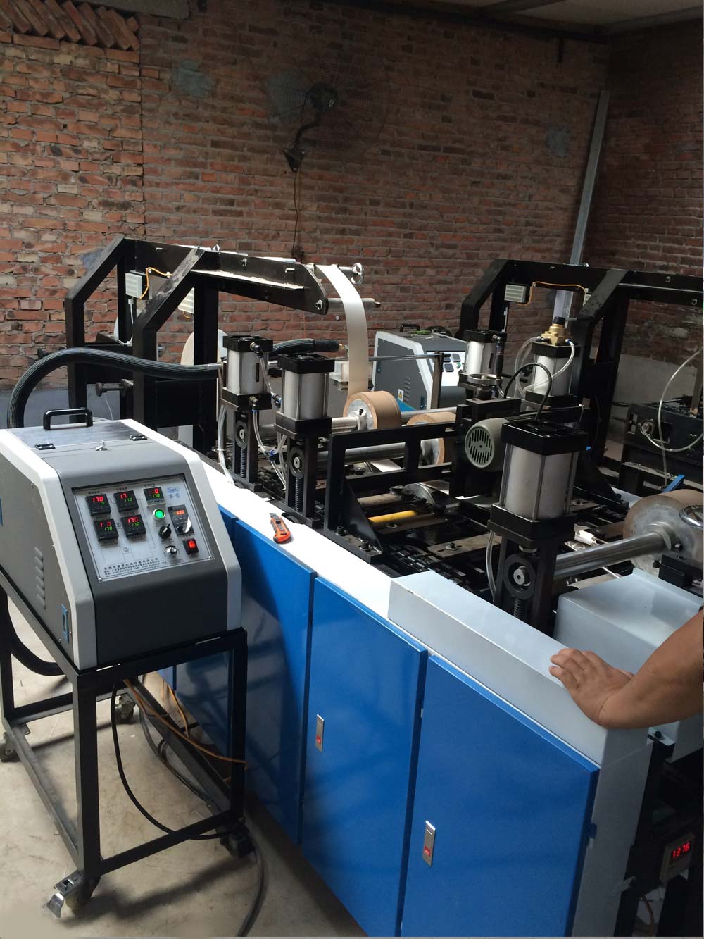 Continuous glue dispenser with edge banding machine