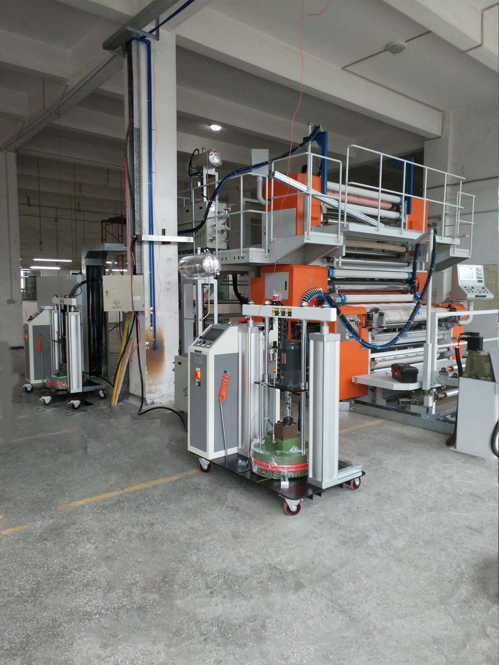 Continuous glue dispenser with edge banding machine