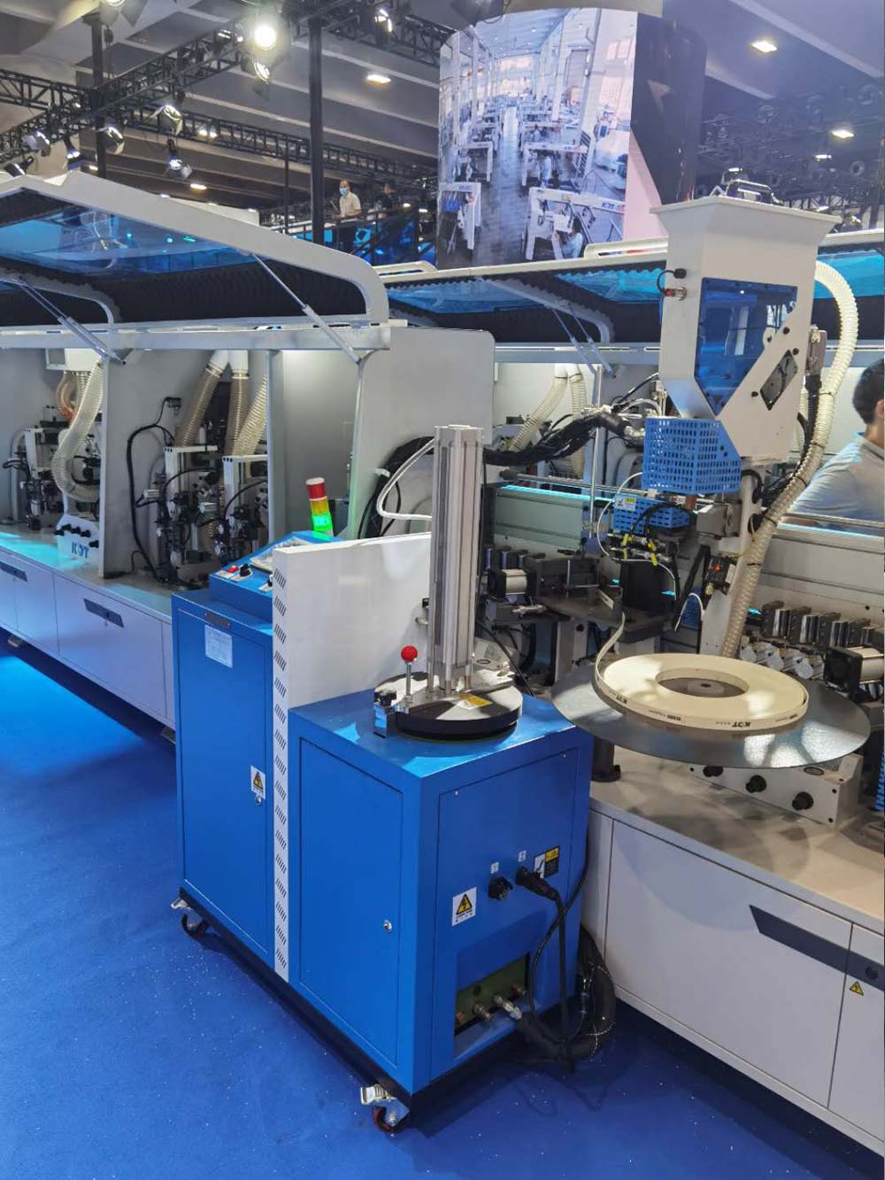 Continuous glue dispenser with edge banding machine