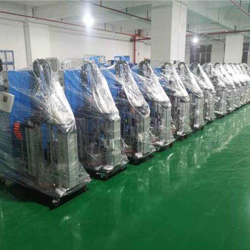 Goods Are Shipped to Different Trucks at Domestic and Foreign Countries!